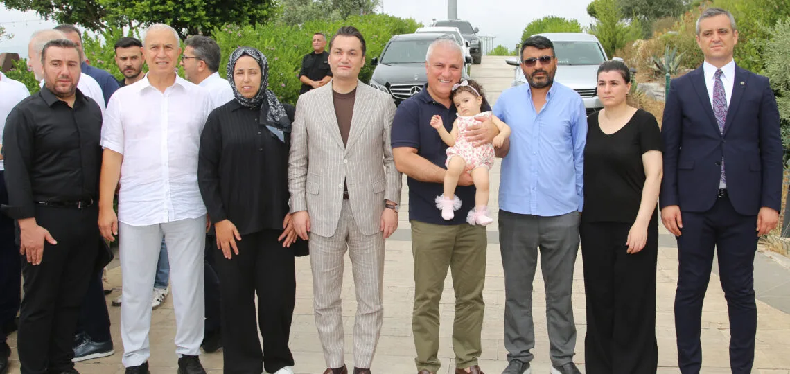 İki̇ Mi̇ni̇k Yürek İçi̇n Tek Yürek Oldular